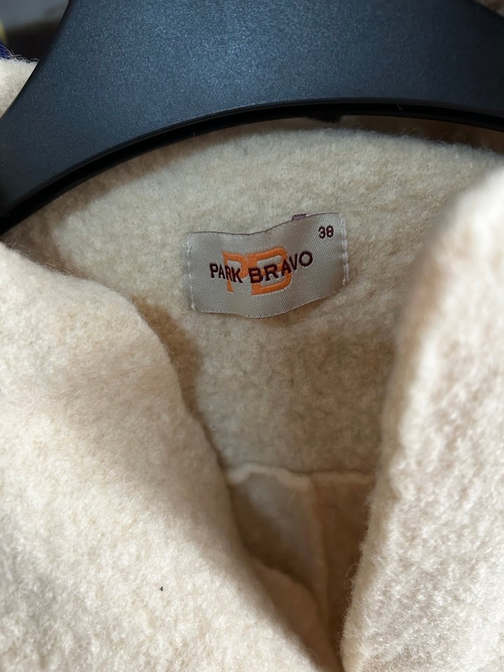 Beyaz Mini Yün Düğmeli ceket - Görsel 3