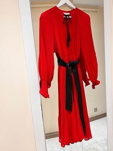 l Beden kırmızı Renk İpekyol Nar Çiçeği Pliseli Elbise