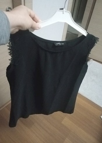 Siyah Kolsuz  Fırfırlı Bluz - Görsel 4