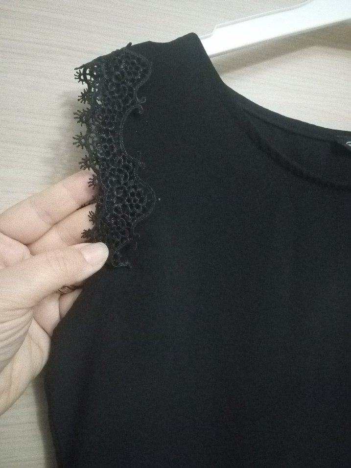 Siyah Kolsuz  Fırfırlı Bluz - Görsel 2