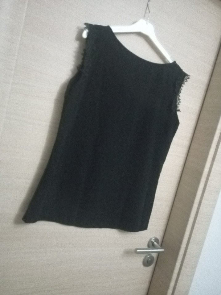 Siyah Kolsuz  Fırfırlı Bluz - Görsel 3