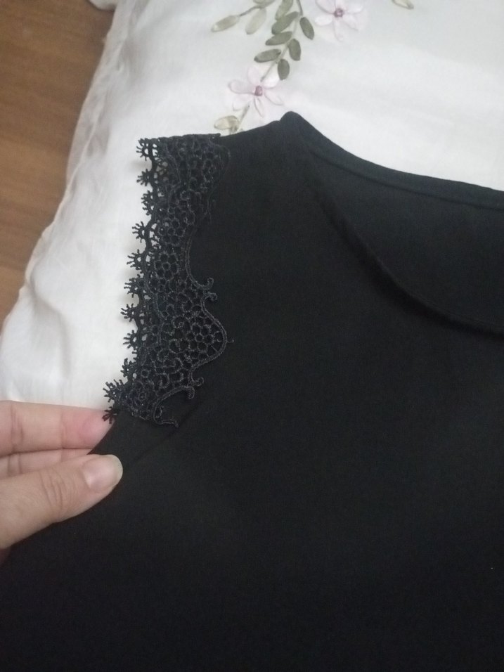 Siyah Kolsuz  Fırfırlı Bluz - Görsel 5