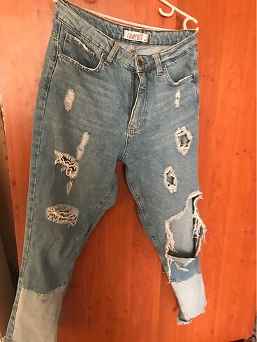 Yirtik mom jean