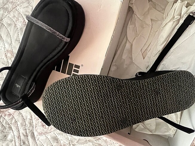 Elle siyah taşlı sandalet