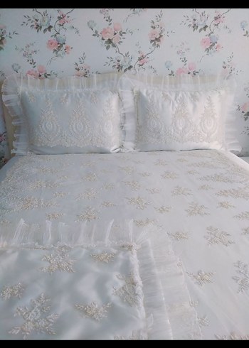 İşlemeli Beyaz Yatak Örtüsü - Görsel 2