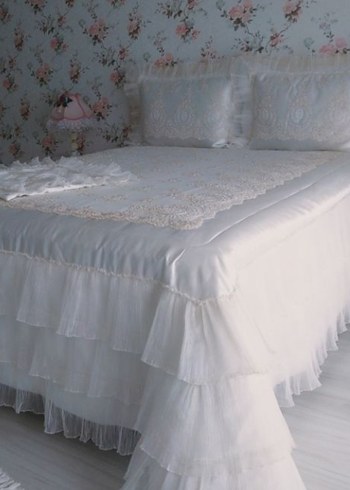 İşlemeli Beyaz Yatak Örtüsü - Görsel 3