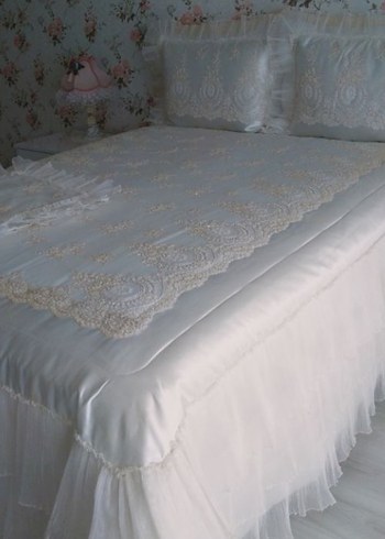 İşlemeli Beyaz Yatak Örtüsü - Görsel 4