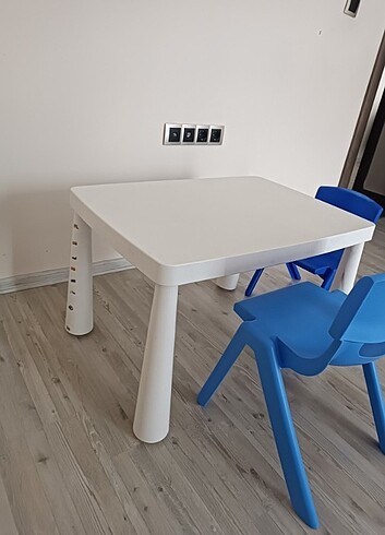 IKEA Mamut Beyaz Çocuk Masasi 