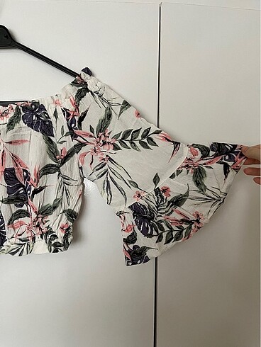 H&M Çiçek desenli lastik omuz crop bluz