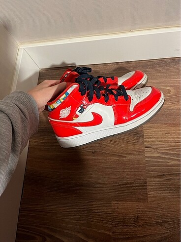 Air jordan yedek kırmızı bağcığıda mevcut