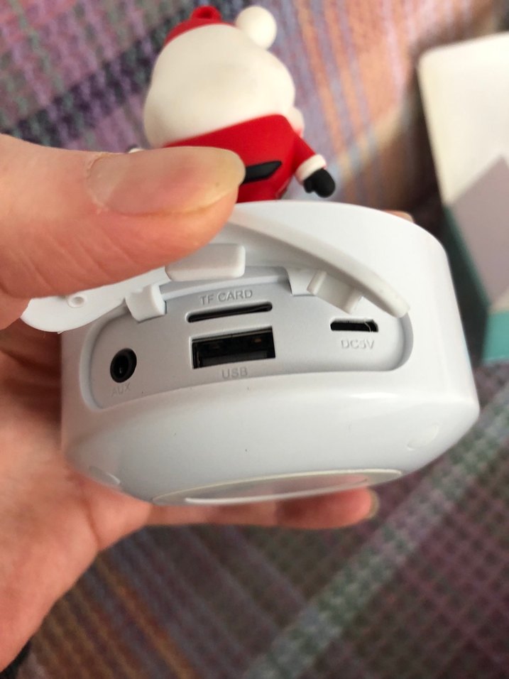 Renkli Noel Baba Figürlü Beyaz Hoparlör - Görsel 2