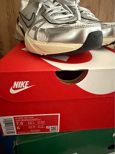 38 Beden beyaz Renk Nike V2K Run son fiyatıdır