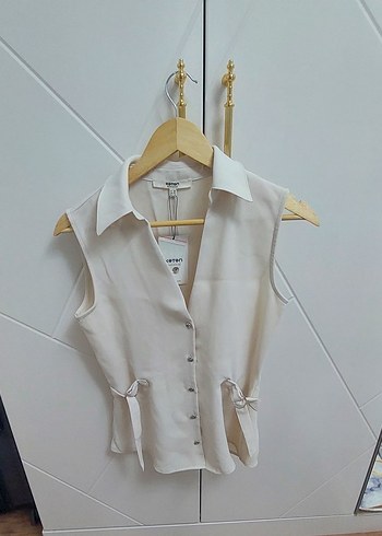 Düğmeli Krem Kolsuz Bluz - Görsel 2