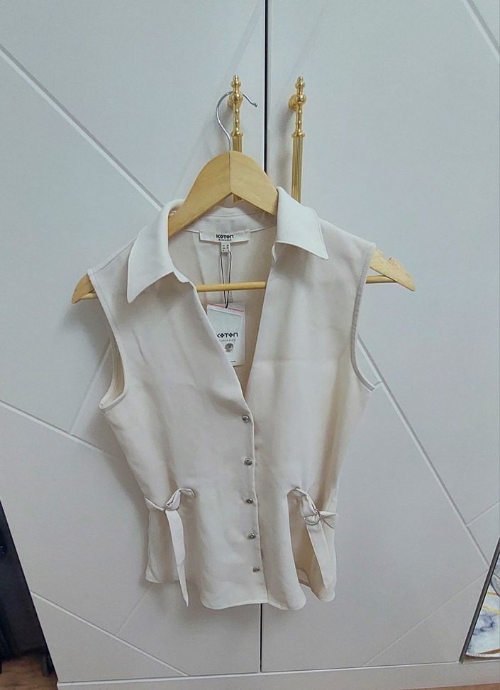 Düğmeli Krem Kolsuz Bluz - Görsel 2