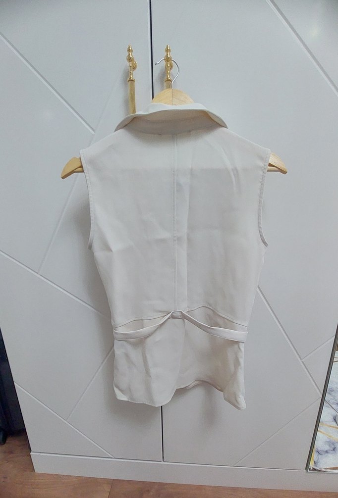 Düğmeli Krem Kolsuz Bluz - Görsel 3