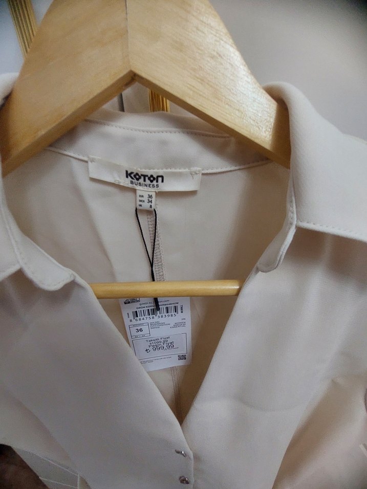 Düğmeli Krem Kolsuz Bluz - Görsel 4