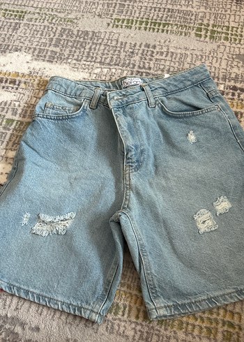 Gri Renk Düğmeli Bol Kesim Mini Denim Şort