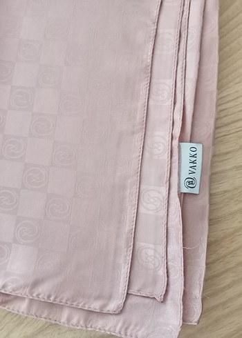 Bej Parlak Saten Kadın Şal - Görsel 2