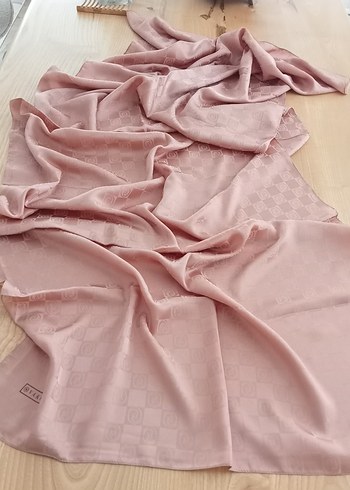 Bej Parlak Saten Kadın Şal - Görsel 3