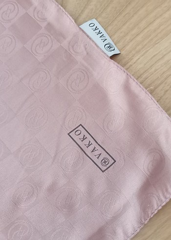 Bej Parlak Saten Kadın Şal - Görsel 5