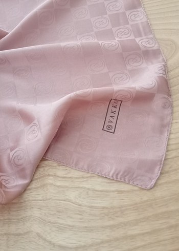 Bej Parlak Saten Kadın Şal - Görsel 4