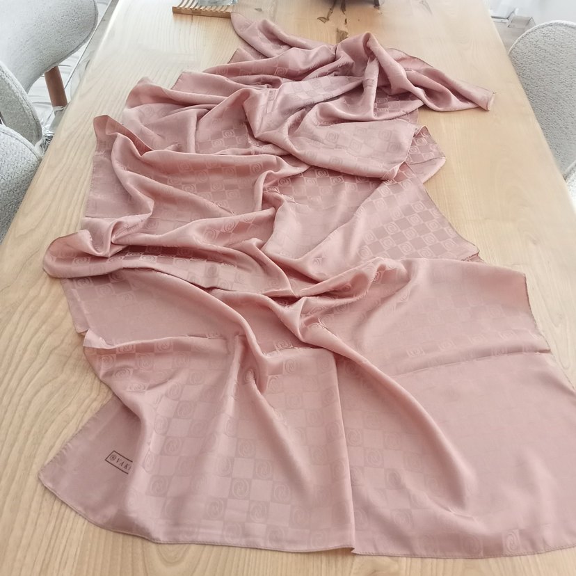 Bej Parlak Saten Kadın Şal - Görsel 3