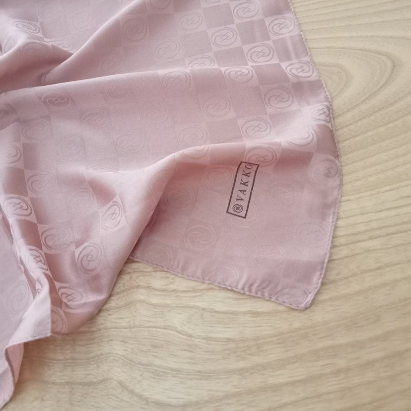 Bej Parlak Saten Kadın Şal - Görsel 4