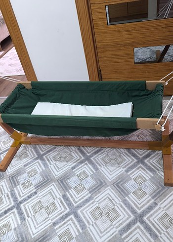 Ahşap Ayaklı Koyu Yeşil Bebek Beşiği - Görsel 3