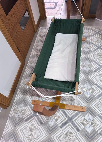 Ahşap Ayaklı Koyu Yeşil Bebek Beşiği - Görsel 4