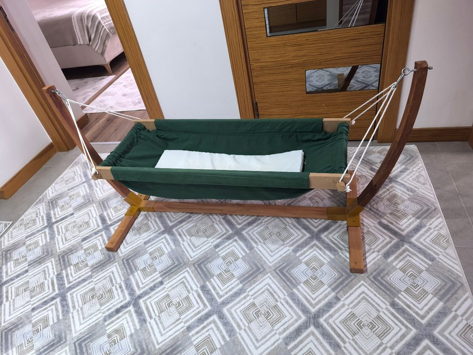 Ahşap Ayaklı Koyu Yeşil Bebek Beşiği - Görsel 3