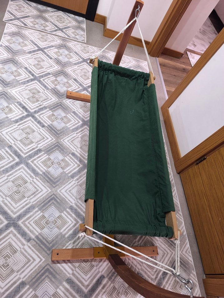 Ahşap Ayaklı Koyu Yeşil Bebek Beşiği - Görsel 2