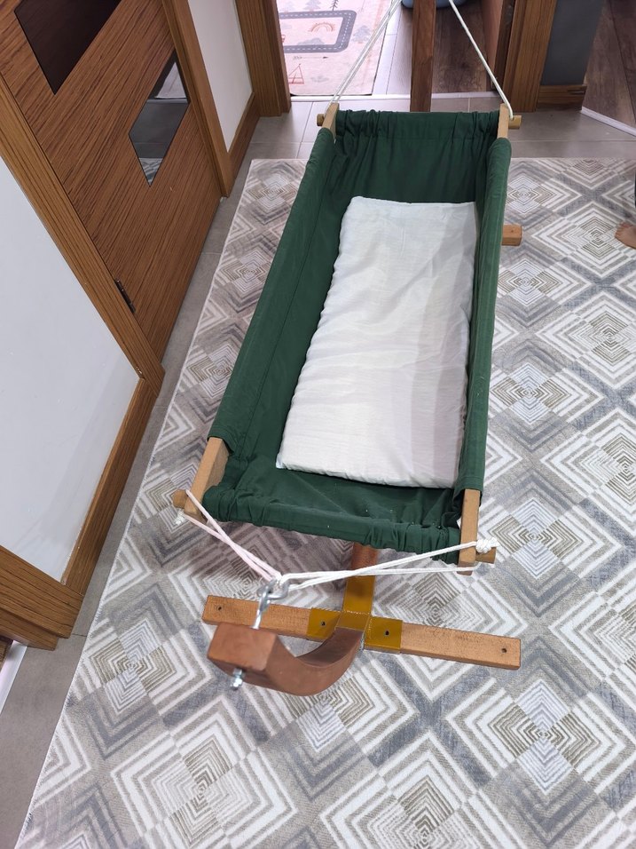 Ahşap Ayaklı Koyu Yeşil Bebek Beşiği - Görsel 4