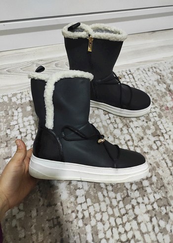 Nine West Siyah Tüylü Kadın Günlük Dolgu Topuk Bot