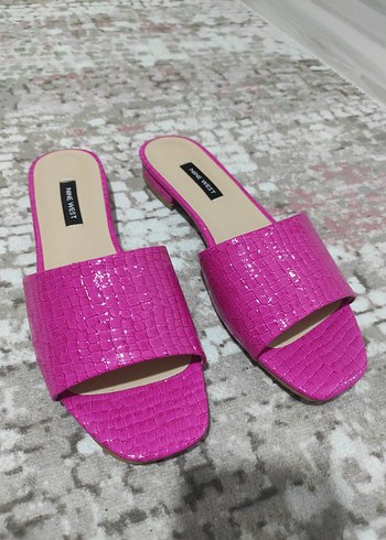 39 Beden Nine West Pembe Yılan Desenli Terlik