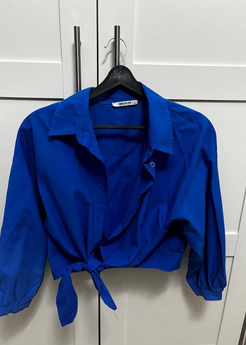 Düğmeli Kısa Kesim Mavi Kadın Gömlek - Görsel 4