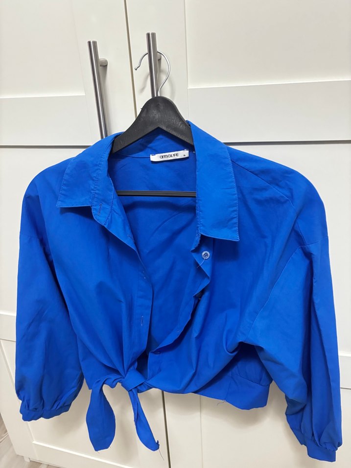 Düğmeli Kısa Kesim Mavi Kadın Gömlek - Görsel 2