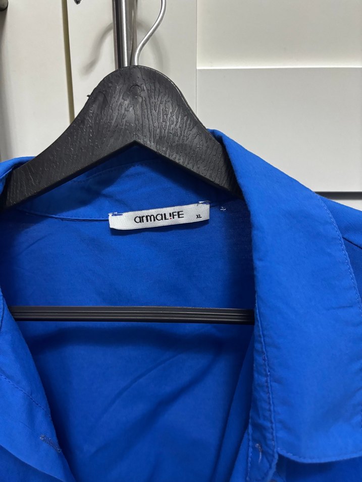 Düğmeli Kısa Kesim Mavi Kadın Gömlek - Görsel 3