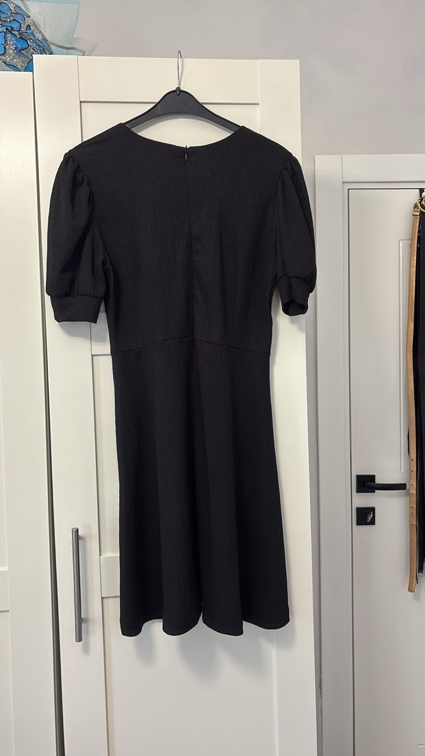 Siyah V Yakalı Piliseli Midi Elbise - Görsel 2