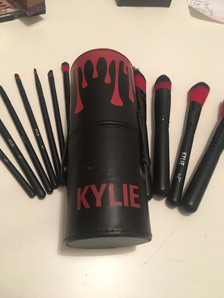 Kylie Cosmetics Özel kutusunda fırça set 