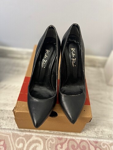 Siyah topuklu stiletto ayakkabı