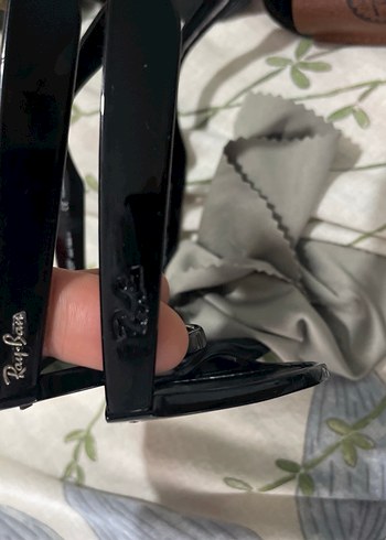 Parlak Siyah Ray-Ban Kadın Güneş Gözlüğü - Görsel 3