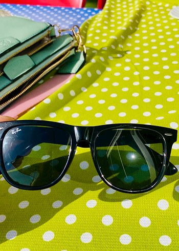 Parlak Siyah Ray-Ban Kadın Güneş Gözlüğü