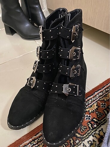 Trendyol & Milla Siyah taşlı şık bot