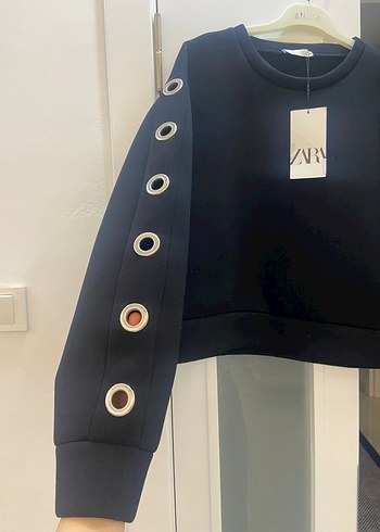 Siyah Düğme Detaylı Kısa Sweatshirt - Görsel 5