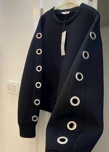 Siyah Düğme Detaylı Kısa Sweatshirt - Görsel 3