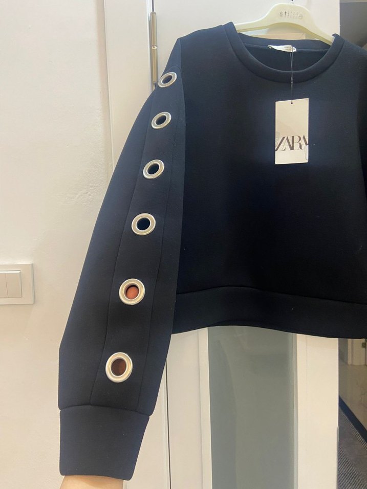 Siyah Düğme Detaylı Kısa Sweatshirt - Görsel 5