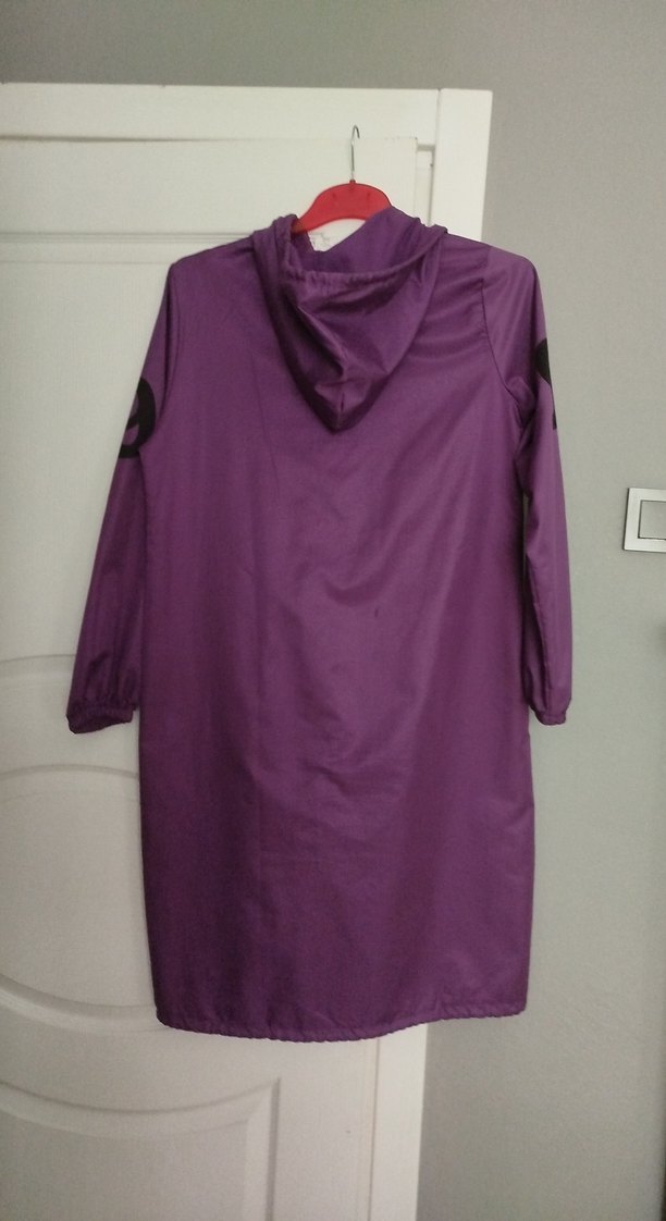 Mor Kapüşonlu Uzun Kollu Midi Yağmurluk - Görsel 3