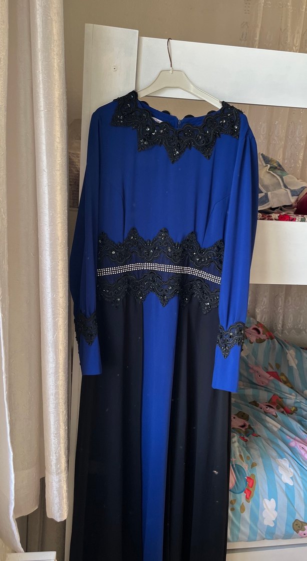 Uzun Kollu Mavi Nakışlı Gotik Abiye Elbise - Görsel 3