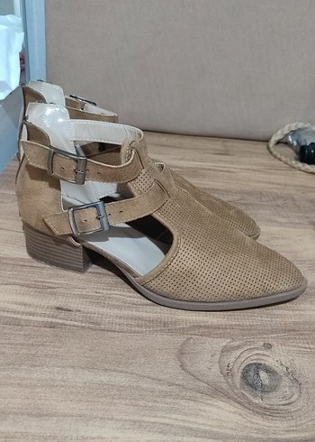 Bej Süet Kadın Sandalet, Tokalı, Kalın Topuklu