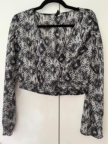 H&m yılan desenli gömlek
